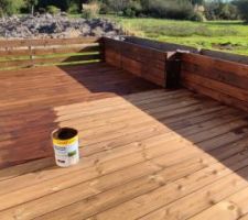 Terrasse Est. Le lever de soleil face à la baie vitrée. Très appréciable en mi-saison, sans vent et sans pluie pour profiter d'une terrasse entièrement ouverte. Le préau étant lui à l'ombre.