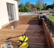 Terrasse Est. Le lever de soleil face à la baie vitrée. Très appréciable en mi-saison, sans vent et sans pluie pour profiter d'une terrasse entièrement ouverte. Le préau étant lui à l'ombre.