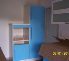 Une porte mont&eacute;e &agrave; l'envers sur le plus petit meuble, d'o&ugrave; la poign&eacute;e trop basse. A recommencer.