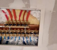 Nourrice eau chaude et froide sanitaire.