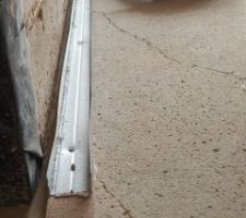 Installation des rails bas sur bande de liège