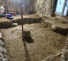 Décaissage de l'entrée autour de 45cm sous le niveau du futur sol fini...tout va bien, le sol est un peu argileux et un peu humide.