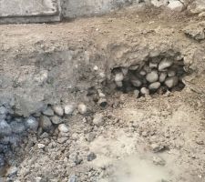 Décaissage de l'entrée autour de 65cm sous le niveau du futur sol fini...Tiens des galets !! Hooo... de l'eau dessous...
