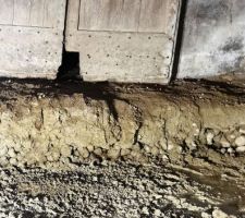 Décaissage de l'entrée autour de 45cm sous le niveau du futur sol fini...Tiens des galets !! Hooo... de l'eau dessous...