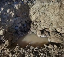 Décaissage de l'entrée autour de 65cm sous le niveau du futur sol fini...Tiens des galets !! Hooo... de l'eau dessous...