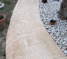 Les taches qui se trouve sur l?all&eacute;e sont pr&eacute;sentes depuis la finition de la r&eacute;sine donc impossible &agrave; enlever.