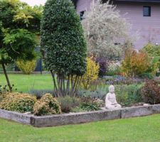 Un jour gris en octobre, mais une ambiance feutr&eacute;e pas d&eacute;sagr&eacute;able ! Glycine en arbre, Laurier sauce et Caspica gris, + une ribambelle de petits arbustes froufroutants et le cui-cui des oiseaux