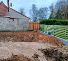 Enfin &agrave; l' ext&eacute;rieur &ccedil;a bouge !!
Mise en forme du terrain avec ajout de terre ! Pose de la microstation et pluie filtrant.
Puis mise en forme de la terrasse, parking sur le devant et les trottoirs pour le pourtour de la maison !