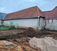 Enfin &agrave; l' ext&eacute;rieur &ccedil;a bouge !!
Mise en forme du terrain avec ajout de terre ! Pose de la microstation et pluie filtrant.
Puis mise en forme de la terrasse, parking sur le devant et les trottoirs pour le pourtour de la maison !
