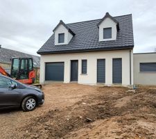 On y est les cl&eacute;s en poche nous allons attaquer l'int&eacute;rieur , pendant que le terrassement se fait tout doucement: microstation, ajout de terre, trottoirs sur le pourtour de la maison, terrasse et le parking sur le devant pour l'instant des cailloux pour stabiliser nous ferons quelque-chose de plus jolie plus tard.