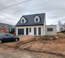 On y est les cl&eacute;s en poche nous allons attaquer l'int&eacute;rieur , pendant que le terrassement se fait tout doucement: microstation, ajout de terre, trottoirs sur le pourtour de la maison, terrasse et le parking sur le devant pour l'instant des cailloux pour stabiliser nous ferons quelque-chose de plus jolie plus tard.