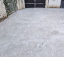 Partie privative devant notre portail et celui des voisins pour faire une belle finition avec le reste du chemin.