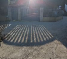 Autre partie privative devant le portail et d'un autre des voisins.