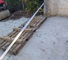 Autre vue de l'entr&eacute;e du chemin avec bordure en pav&eacute;s, prot&eacute;g&eacute;s par des palettes. Et la condamnation du chemin en attendant la stabilisation compl&egrave;te de l'ensemble pour une meilleure long&eacute;vit&eacute;.