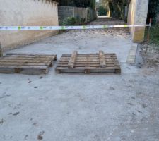 Autre vue de l'entr&eacute;e du chemin avec bordure en pav&eacute;s, prot&eacute;g&eacute;s par des palettes. Et la condamnation du chemin en attendant la stabilisation compl&egrave;te de l'ensemble pour une meilleure long&eacute;vit&eacute;.