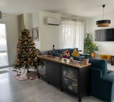 La déco de Noël n est pas extravagante, mais elle me plaît.