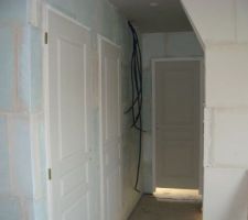Couloir (portes WC, SDB, chambre 5)