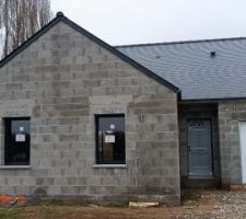 Menuiseries pos&eacute;es, restera la porte de garage d&eacute;finitive &agrave; poser, en gris anthracite comme le reste des menuiseries
