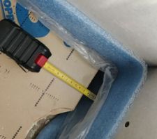 Pose de l'isolant TMS au sol. D&eacute;coupes grossi&egrave;res.