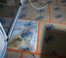 Pose de l'isolant TMS au sol. D&eacute;coupes grossi&egrave;res.