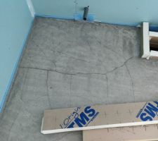 Pas mal de fissures, plus un effritement.