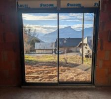 Menuiseries termin&eacute;s
Baie vitr&eacute;e coin salle &agrave; mang&eacute;