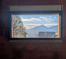 Menuiseries termin&eacute;s
Fen&ecirc;tre panoramique coin salon