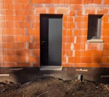 Menuiseries termin&eacute;s
Porte d'entr&eacute;e