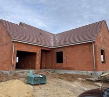 Pose des tuiles termin&eacute;e ainsi que les goutti&egrave;res en zinc