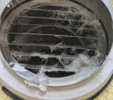 Bouche d'entr&eacute;e d'air. Il reste des morceaux de laine de verre coll&eacute;s par la glace.