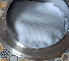 Morceau de feutrine pour broquer l'humidit&eacute; et qu'elle n'aille pas geler contre la grille.