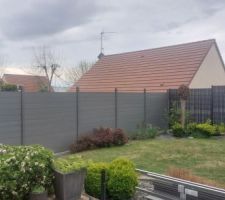 Nouvelle palissade en composite en remplacement des panneaux bois