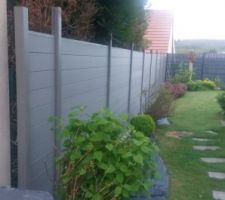 Nouvelle palissade en composite en remplacement des panneaux bois