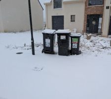 La pelouse a disparue sous la neige