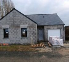 Fa&ccedil;ade pr&eacute;par&eacute;e pour l'enduit... En attente de beau temps !