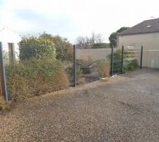 Cloture rigide pos&eacute;e avant pose des lames (il a fallu composer avec l'existant)