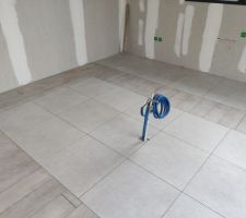 Suite du carrelage - cuisine avec tapis sur le lin&eacute;aire de meubles et l'il&ocirc;t