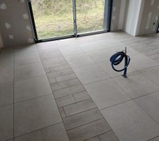 Suite du carrelage - cuisine avec tapis sur le lin&eacute;aire de meubles et l'il&ocirc;t