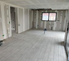 Suite du carrelage - cuisine avec tapis sur le lin&eacute;aire de meubles et l'il&ocirc;t