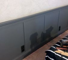 Peinture t&ecirc;te de lit en placo et prise &eacute;lectrique et moulures