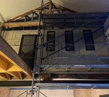 Fermeture de la chambre parentale avec pose de la porte vitr&eacute;e et des impostes