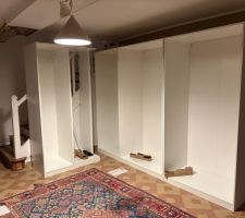 Installation d?un dressing pax Ikea dans l?entr&eacute;e