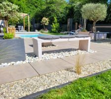 Terrasse avec banc beton