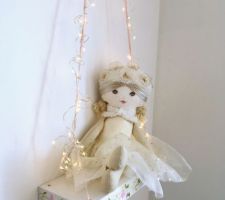 Poup&eacute;e en tissu et balan&ccedil;oire