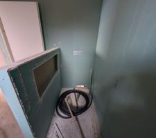 Douche avec niche dans la demi-cloison