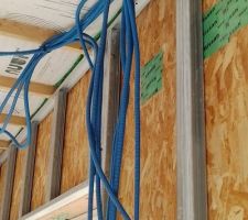 Installation des gaines au plafond