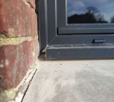 Espace entre la tap&eacute;e et l'appui de fen&ecirc;tre