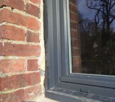 Espace entre la tap&eacute;e et l'appui de fen&ecirc;tre