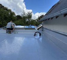 Debut de la pose de la verrière de toit Velux