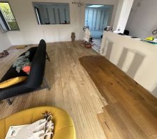 Parquet du salon en cours de pon&ccedil;age